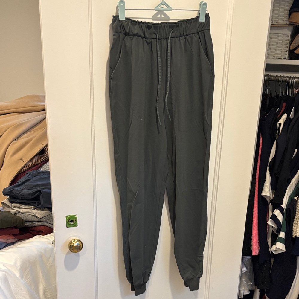 lululemon athletica women’s army green Joggers
